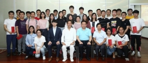 慈善公益︱北京市京潮公益基金会主席、北京潮商会会长、第十一届国际潮青联谊年会主席陈才雄等为在京潮籍优秀学子颁发奖助学金